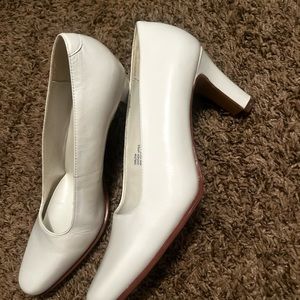 Hi there! I’m selling these white heels size 5 1/2